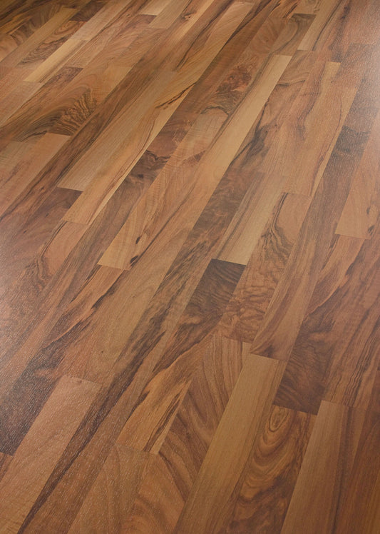 MEISTER | LC 55 S | MeisterDesign. laminate | Laminatboden | Nussbaum | 00211 | Porenstruktur