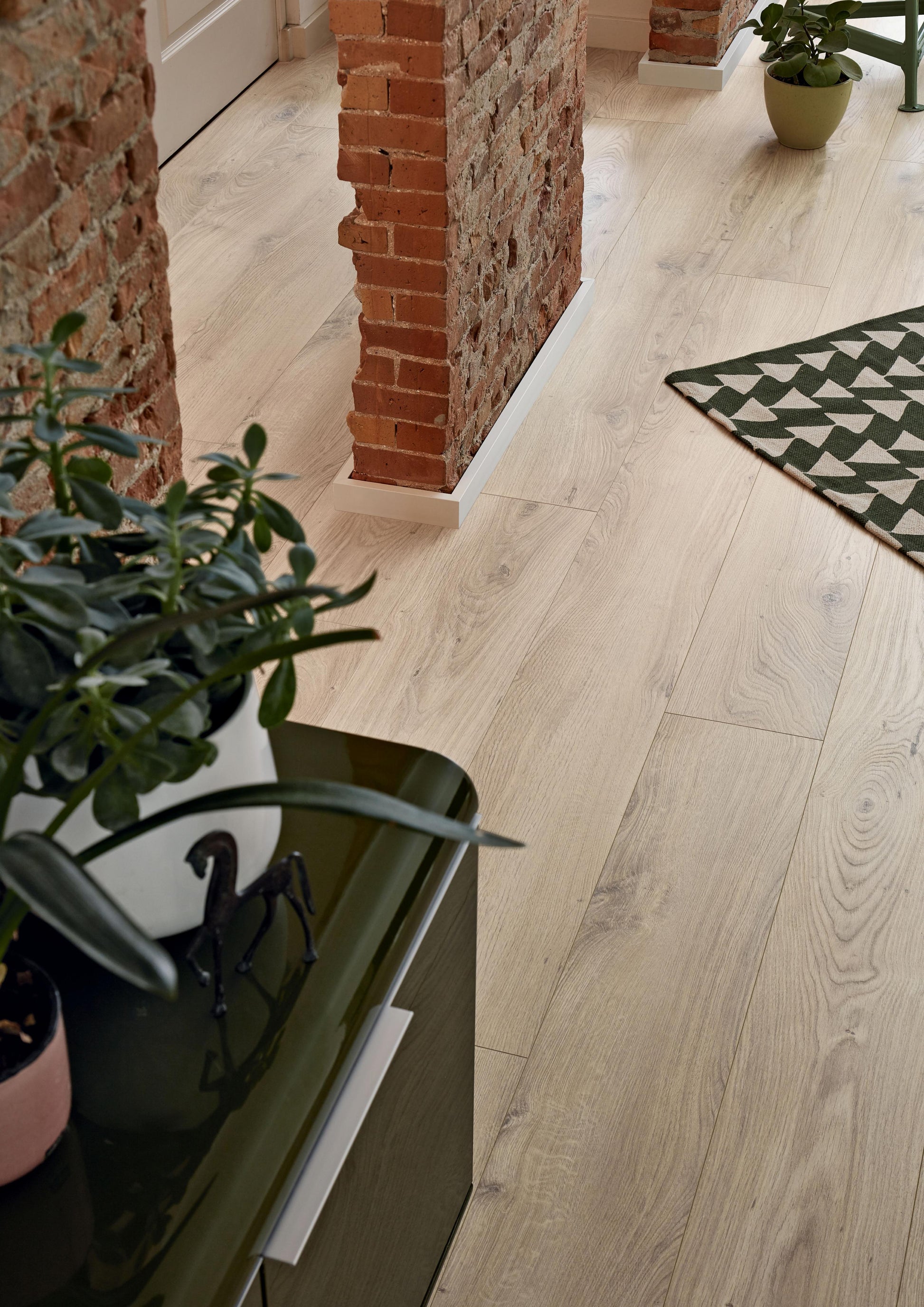MEISTER | LL 250 | MeisterDesign. laminate | Laminatboden | Schlosseiche pure | 06840 | Porensynchron-Struktur